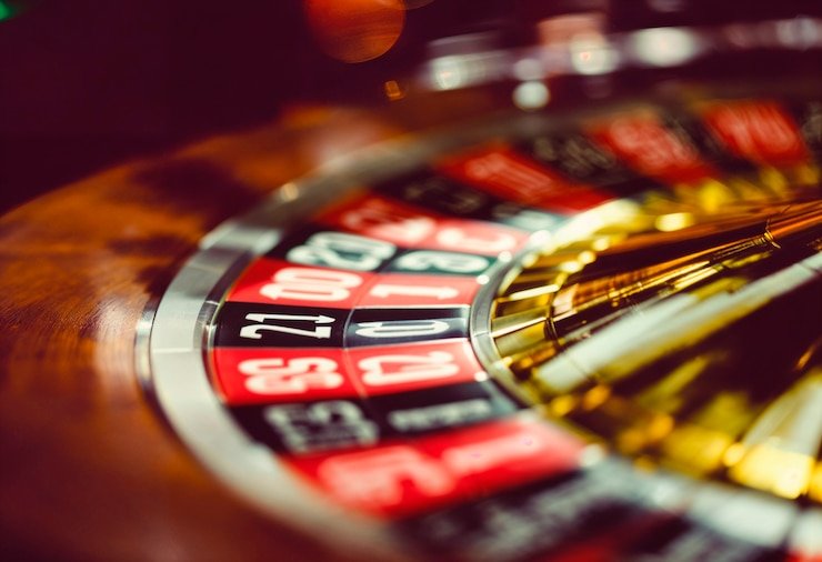 oscurobet live-dealer studio with multiple blackjack and roulette tables